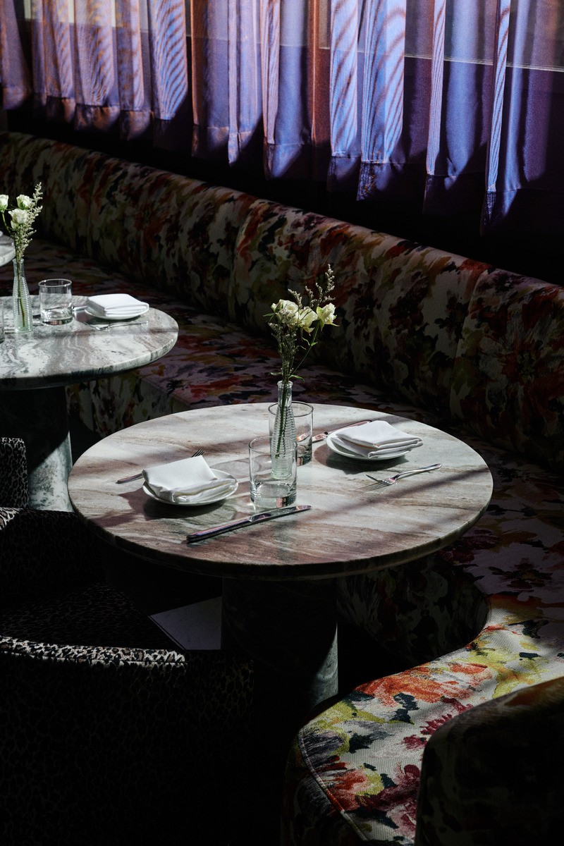 Press kit | 5857-04 - Press release | Studio UNLTD Unveils Design of Cino Restaurant - Studio UNLTD - Commercial Interior Design - Curvilinear banquettes in sumptuous fabric whose palette of pinks, gold, chartreuse and claret is formed by an explosion of giant flower petals. - Photo credit: Chris Rohrer