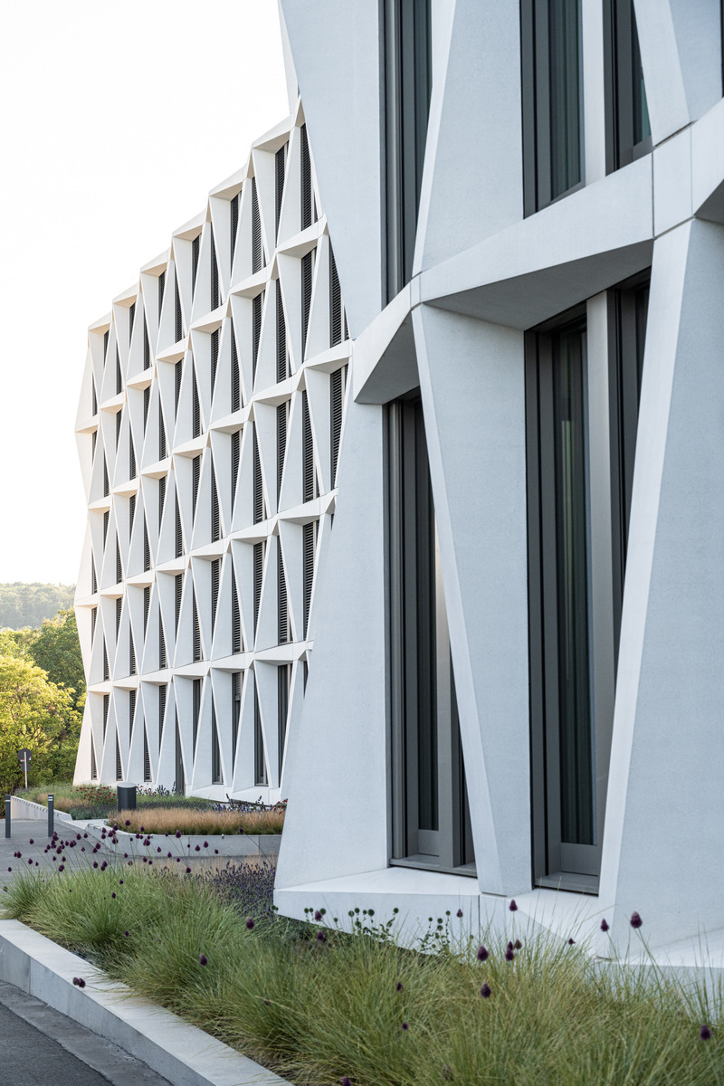 Dossier de presse | 6515-01 - Communiqué de presse | "Neuer Kanzlerplatz" Office Quarter - Bonn, Germany - JSWD - Immobilier - Load-bearing façade grid made of architectural concrete - Crédit photo : Christa Lachenmaier<br>
