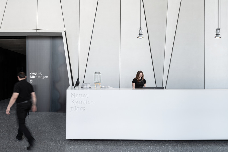 Dossier de presse | 6515-01 - Communiqué de presse | "Neuer Kanzlerplatz" Office Quarter - Bonn, Germany - JSWD - Immobilier -  Reception in the entrance hall of the high-rise building  - Crédit photo : Christa Lachenmaier