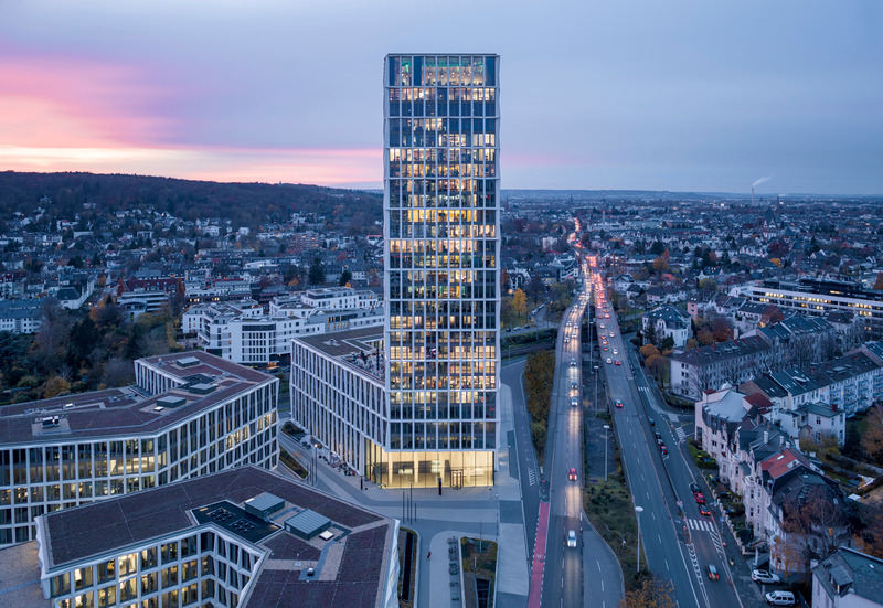 Dossier de presse | 6515-01 - Communiqué de presse | "Neuer Kanzlerplatz" Office Quarter - Bonn, Germany - JSWD - Immobilier - High-rise at the entrance to the new office quarter by night<br> - Crédit photo : HG Esch