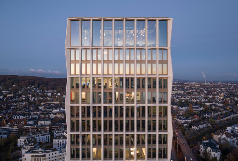 Dossier de presse | 6515-01 - Communiqué de presse | "Neuer Kanzlerplatz" Office Quarter - Bonn, Germany - JSWD - Immobilier -  Top of the high-rise building with Skylounge  - Crédit photo : HG Esch<br style=""> 