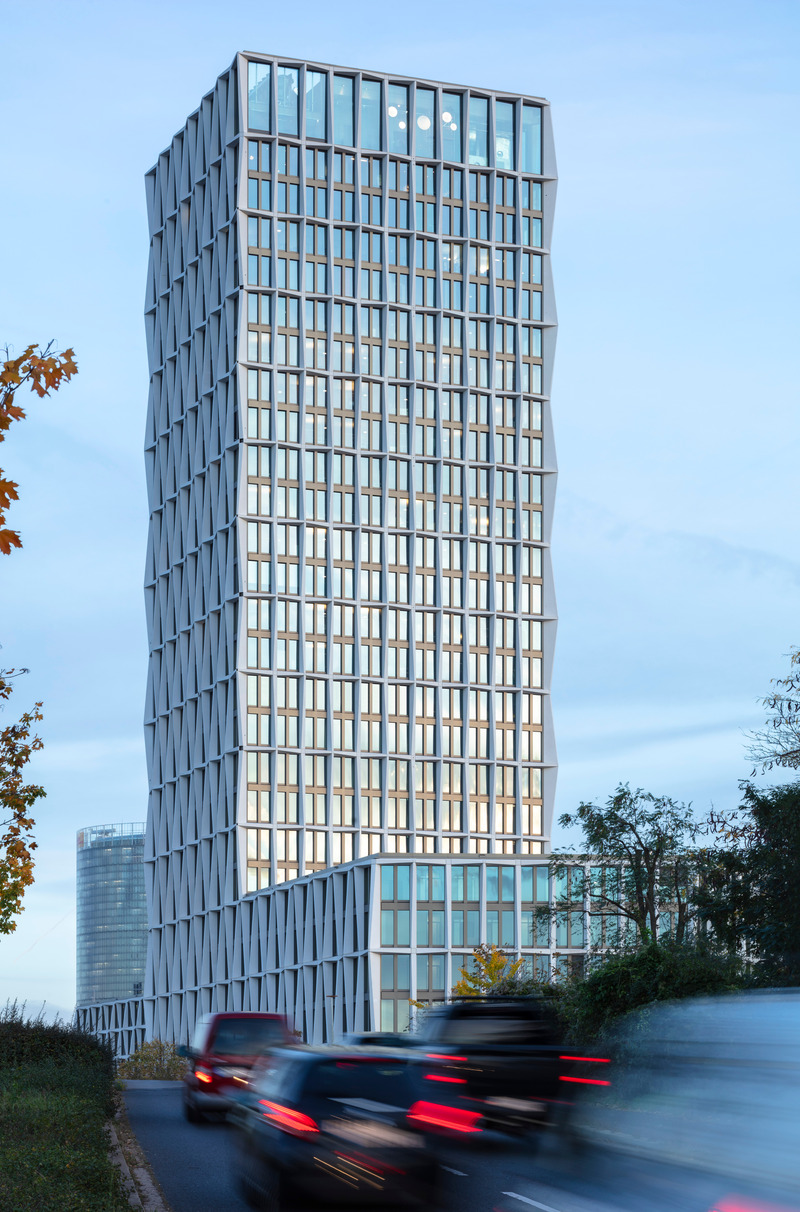 Dossier de presse | 6515-01 - Communiqué de presse | "Neuer Kanzlerplatz" Office Quarter - Bonn, Germany - JSWD - Immobilier -  High-rise with Skylounge, view from the bridge<br>  - Crédit photo : HG Esch