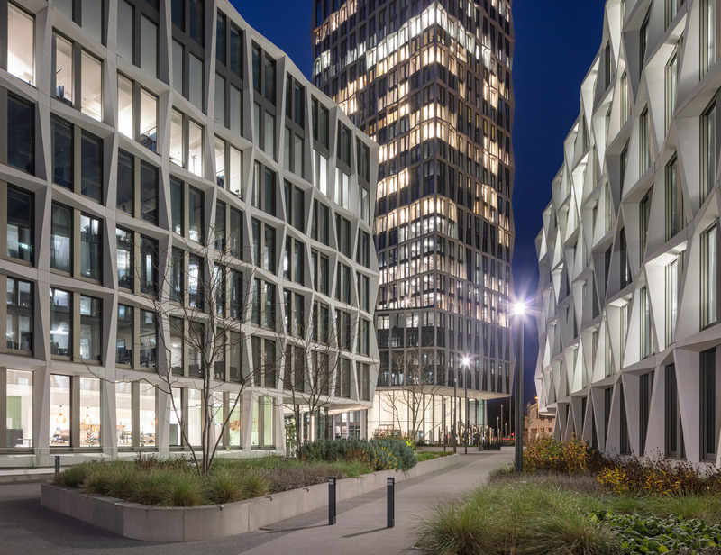 Dossier de presse | 6515-01 - Communiqué de presse | "Neuer Kanzlerplatz" Office Quarter - Bonn, Germany - JSWD - Immobilier - Public space between the three builings by night<br> - Crédit photo : HG Esch