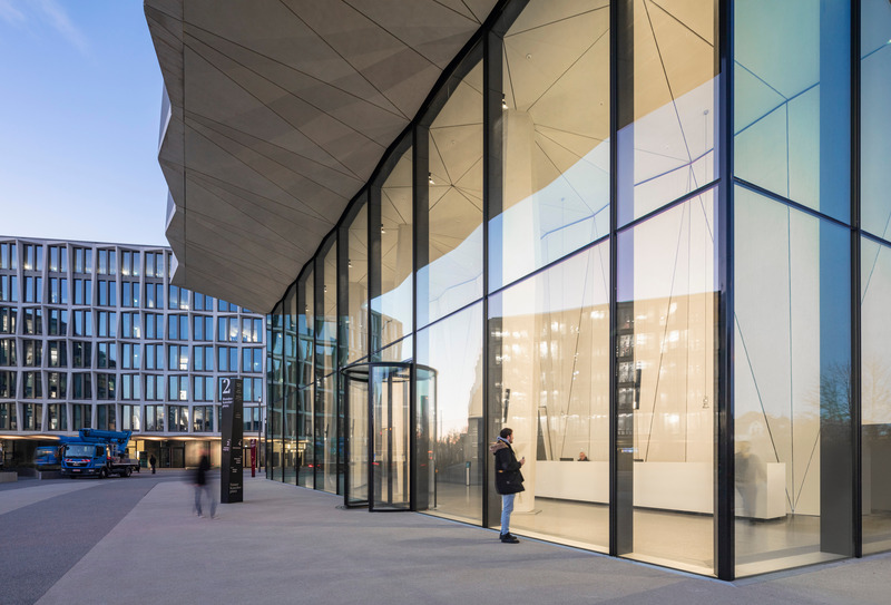 Dossier de presse | 6515-01 - Communiqué de presse | "Neuer Kanzlerplatz" Office Quarter - Bonn, Germany - JSWD - Immobilier -  Glazed entrance hall of the high-rise building  - Crédit photo : HG Esch