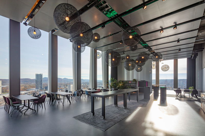 Dossier de presse | 6515-01 - Communiqué de presse | "Neuer Kanzlerplatz" Office Quarter - Bonn, Germany - JSWD - Immobilier -  Skylounge on the 27th floor of the high-rise building<br>  - Crédit photo : HG Esch