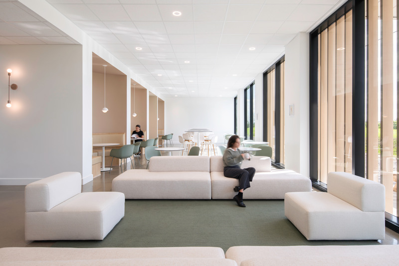 Dossier de presse | 1215-14 - Communiqué de presse | Maison Lavande - ISSASTUDIO - Design d’intérieur commercial - La cafétéria  - Crédit photo : David Boyer 