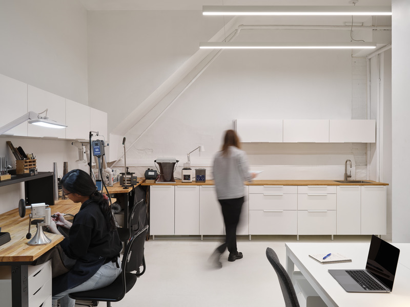 Press kit | 7505-01 - Press release | Every Facet of ATTIC's New Jewellery Studio Reflects Canadian Artistry & Collaboration - Simone Ferkul Projects - Commercial Interior Design - Studio space - Photo credit: Riley Snelling