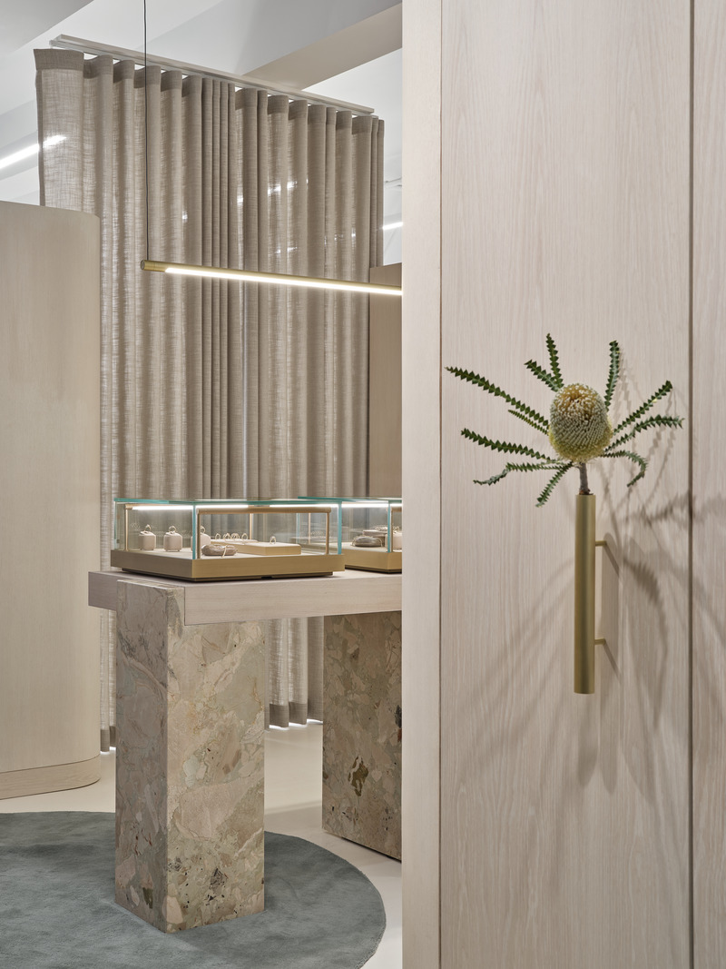Press kit | 7505-01 - Press release | Every Facet of ATTIC's New Jewellery Studio Reflects Canadian Artistry & Collaboration - Simone Ferkul Projects - Commercial Interior Design - Custom brass pull  - Photo credit: Riley Snelling