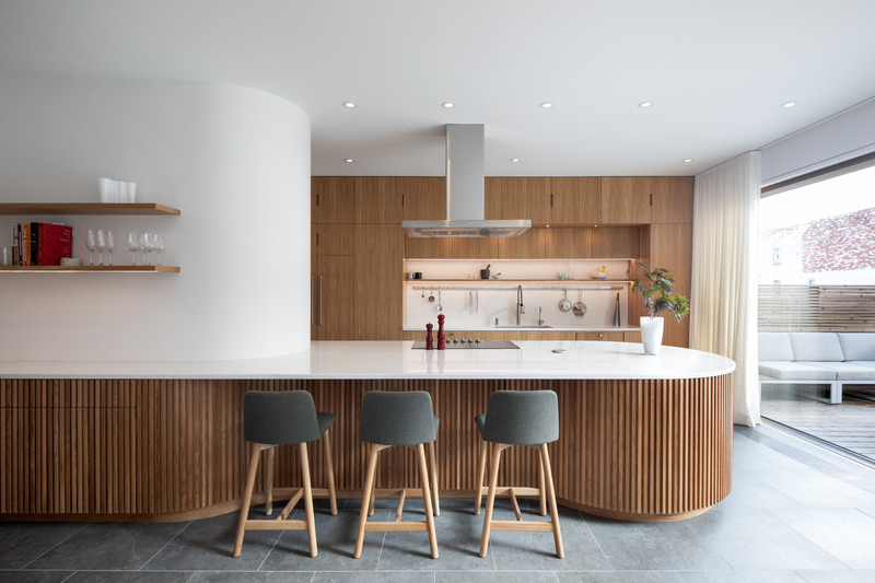 Dossier de presse | 2054-03 - Communiqué de presse | Résidence Grey - RobitailleCurtis - Architecture résidentielle -  Vue de la cuisine avec armoires en chêne blanc depuis la salle à manger - Crédit photo : Adrien Williams