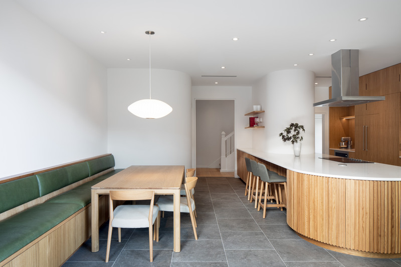 Dossier de presse | 2054-03 - Communiqué de presse | Résidence Grey - RobitailleCurtis - Architecture résidentielle -  Vue de la salle à manger avec banquette en chêne blanc (en regardant vers le hall d'entrée et l'escalier principal) - Crédit photo : Adrien Williams
