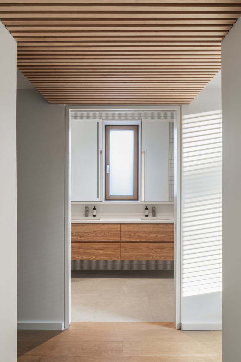 Dossier de presse | 2054-03 - Communiqué de presse | Résidence Grey - RobitailleCurtis - Architecture résidentielle -  Vue de la salle de bain attenante avec vanité en chêne blanc - Crédit photo : Adrien Williams