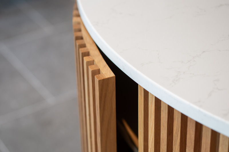 Dossier de presse | 2054-03 - Communiqué de presse | Résidence Grey - RobitailleCurtis - Architecture résidentielle -  Porte d'armoire dissimulée dans les lattes en chêne blanc de l'îlot - Crédit photo : Adrien Williams