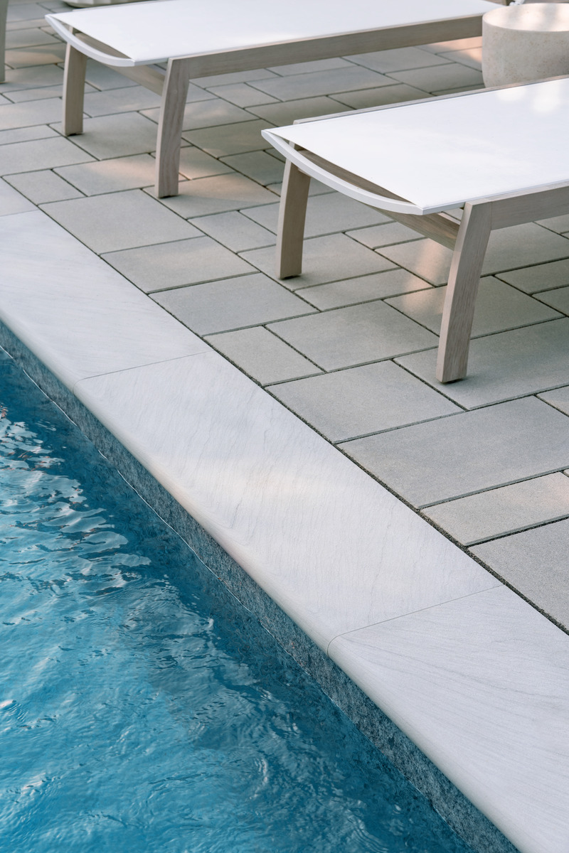 Press kit | 2634-03 - Press release | Techo-Bloc Unveils this Year’s Leading Trends Through New Product and Color Launches - Techo-Bloc - Landscape Architecture - New Natural Stone Wall Cap &amp; Pool Coping - Photo credit: Techo-Bloc