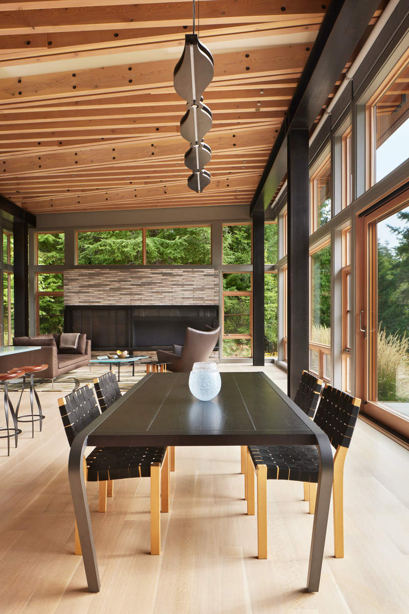 Press kit | 1015-03 - Press release | Bainbridge House - FINNE Architects - Residential Architecture - Custom dining table and steel pendant light fixture - Photo credit: Benjamin Benschneider