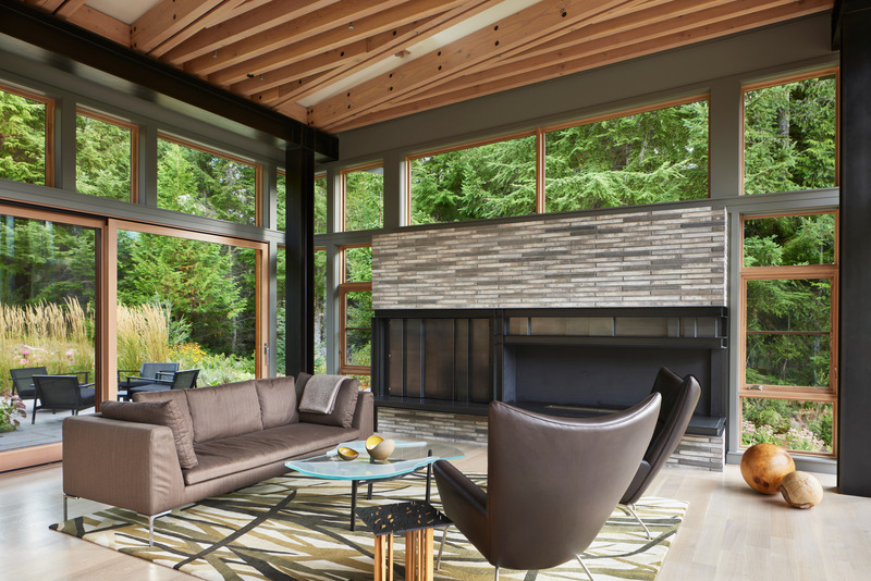 Press kit | 1015-03 - Press release | Bainbridge House - FINNE Architects - Residential Architecture - Interior view of living area - Photo credit: Benjamin Benschneider
