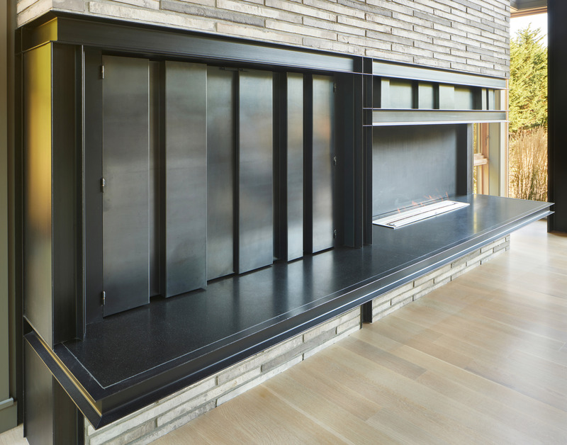Press kit | 1015-03 - Press release | Bainbridge House - FINNE Architects - Residential Architecture - Custom steel fireplace and tv screen - Photo credit: Benjamin Benschneider