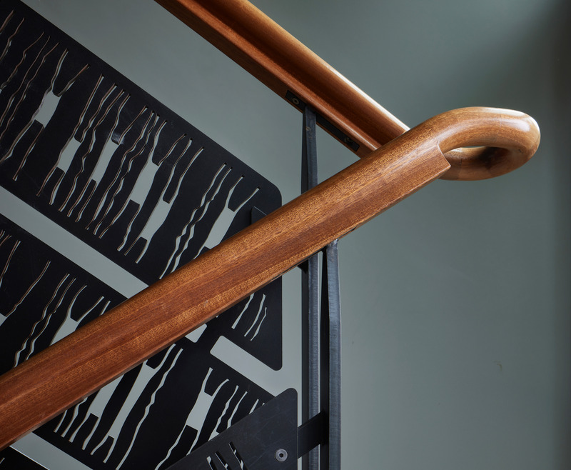Press kit | 1015-03 - Press release | Bainbridge House - FINNE Architects - Residential Architecture - custom steel stair panel and sapele railing - Photo credit: Benjamin Benschneider