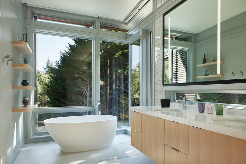 Press kit | 1015-03 - Press release | Bainbridge House - FINNE Architects - Residential Architecture - Interior  view of primary bath - Photo credit: Benjamin Benschneider