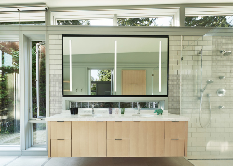 Press kit | 1015-03 - Press release | Bainbridge House - FINNE Architects - Residential Architecture - interior view of primary bath - Photo credit: Benjamin Benschneider