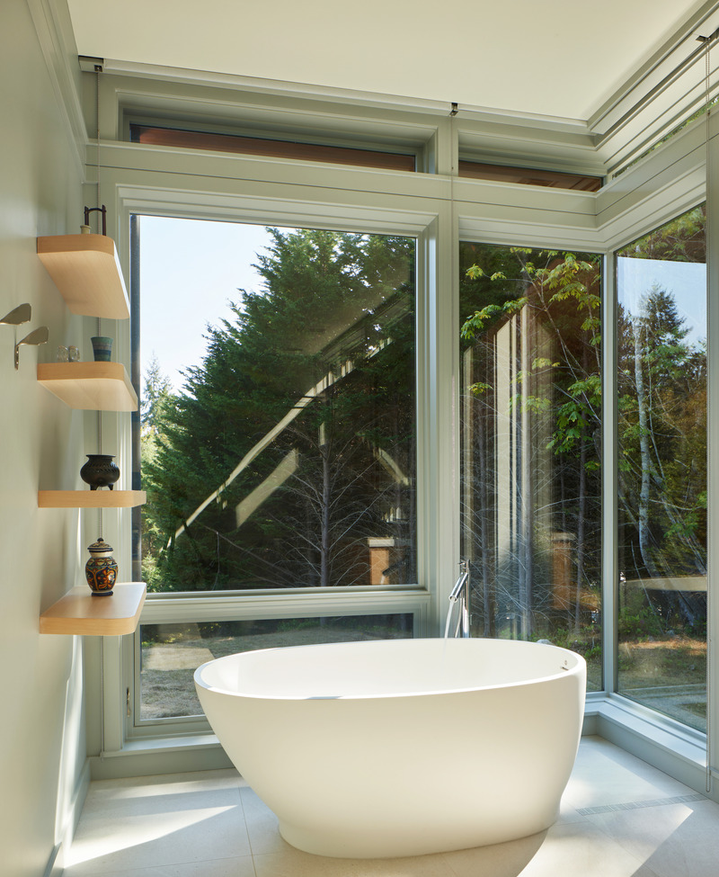 Press kit | 1015-03 - Press release | Bainbridge House - FINNE Architects - Residential Architecture - Interior view of primary bath - Photo credit: Benjamin Benschneider