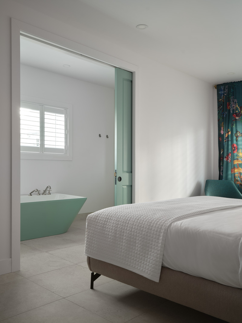 Dossier de presse | 7118-01 - Communiqué de presse | L'hôtel Floriel immerge ses visiteurs dans la culture locale au rythme des saisons - Hotel Floriel - Art de vivre - Chambre 1 - Coeur en fleur - Crédit photo : Phil Bernard