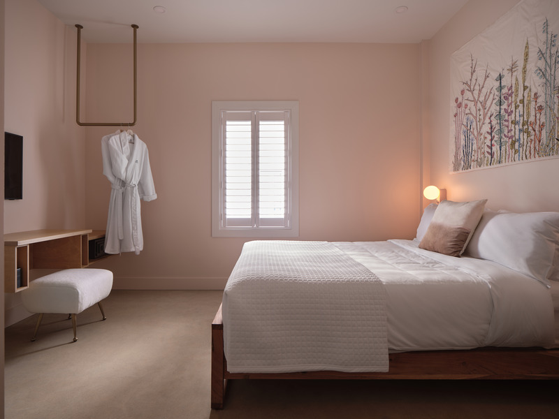 Dossier de presse | 7118-01 - Communiqué de presse | L'hôtel Floriel immerge ses visiteurs dans la culture locale au rythme des saisons - Hotel Floriel - Art de vivre - Chambre 6 - Hymne au Printemps - Crédit photo : Phil Bernard