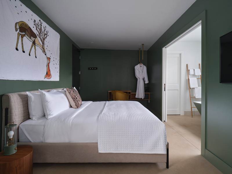 Dossier de presse | 7118-01 - Communiqué de presse | L'hôtel Floriel immerge ses visiteurs dans la culture locale au rythme des saisons - Hotel Floriel - Art de vivre - Chambre 7 - L'âme de la forêt - Crédit photo : Phil Bernard