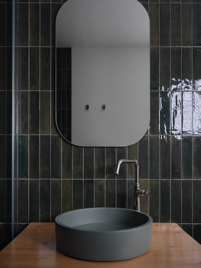 Dossier de presse | 7118-01 - Communiqué de presse | L'hôtel Floriel immerge ses visiteurs dans la culture locale au rythme des saisons - Hotel Floriel - Art de vivre - Chambre 7 - L'âme de la forêt - Crédit photo : Phil Bernard