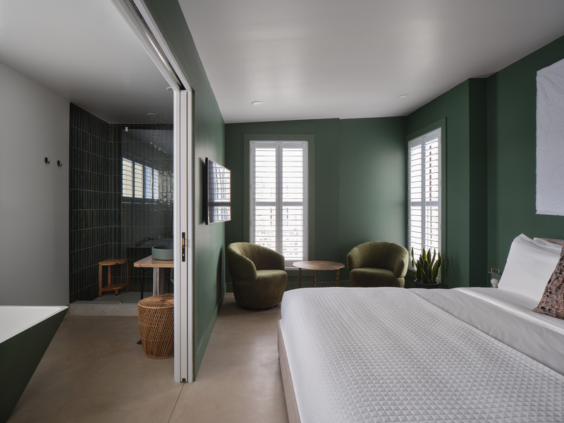 Dossier de presse | 7118-01 - Communiqué de presse | L'hôtel Floriel immerge ses visiteurs dans la culture locale au rythme des saisons - Hotel Floriel - Art de vivre - Chambre 7 - L'âme de la forêt - Crédit photo : Phil Bernard