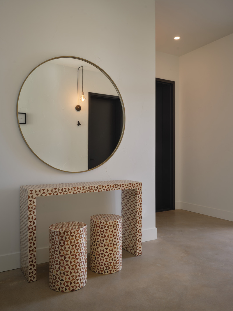 Dossier de presse | 7118-01 - Communiqué de presse | L'hôtel Floriel immerge ses visiteurs dans la culture locale au rythme des saisons - Hotel Floriel - Art de vivre -  Chambre 4 - Miroir corridor   - Crédit photo : Phil Bernard