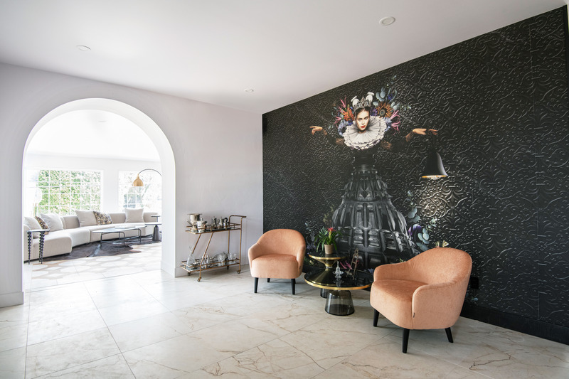 Dossier de presse | 7118-01 - Communiqué de presse | L'hôtel Floriel immerge ses visiteurs dans la culture locale au rythme des saisons - Hotel Floriel - Art de vivre -  Hall d'entrée - Papier peint LondonArt, Collection Marcel Wanders - Crédit photo : Hôtel Floriel