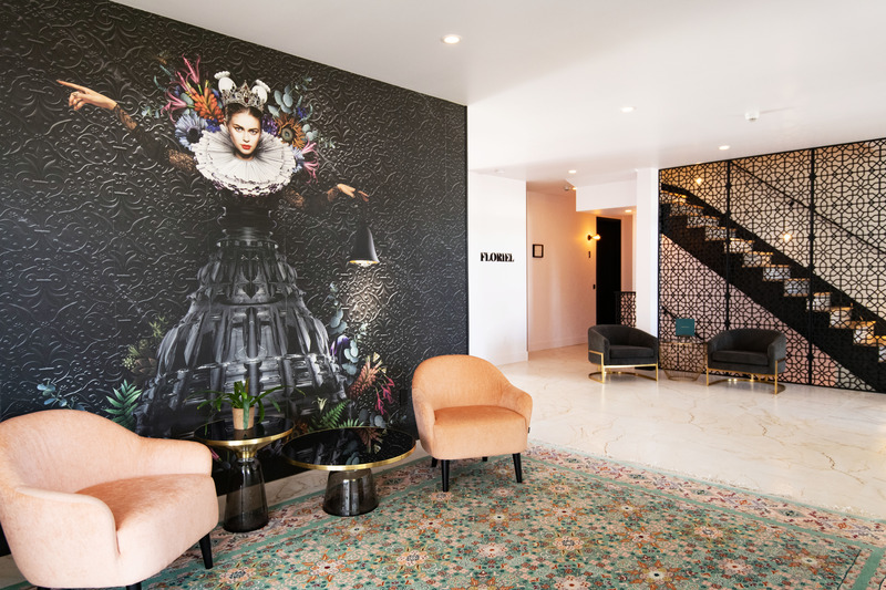 Dossier de presse | 7118-01 - Communiqué de presse | L'hôtel Floriel immerge ses visiteurs dans la culture locale au rythme des saisons - Hotel Floriel - Art de vivre -  Hall d'entrée - Papier peint LondonArt, Collection Marcel Wanders  - Crédit photo : Hôtel Floriel
