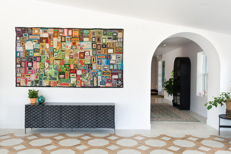 Dossier de presse | 7118-01 - Communiqué de presse | L'hôtel Floriel immerge ses visiteurs dans la culture locale au rythme des saisons - Hotel Floriel - Art de vivre - Salon - Crédit photo : Hôtel Floriel