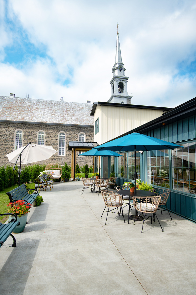 Dossier de presse | 7118-01 - Communiqué de presse | L'hôtel Floriel immerge ses visiteurs dans la culture locale au rythme des saisons - Hotel Floriel - Art de vivre - Terrasse - Crédit photo : Hôtel Floriel
