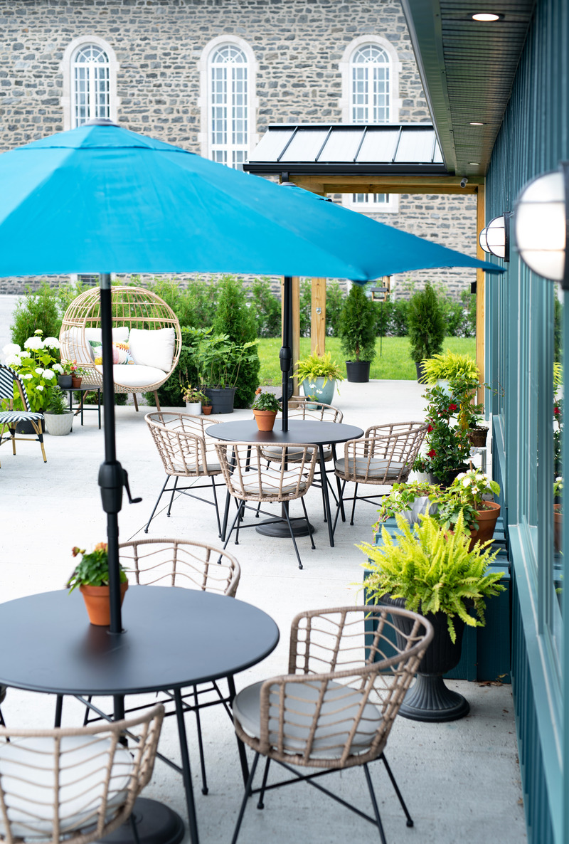 Dossier de presse | 7118-01 - Communiqué de presse | L'hôtel Floriel immerge ses visiteurs dans la culture locale au rythme des saisons - Hotel Floriel - Art de vivre - Terrasse - Crédit photo : Hôtel Floriel