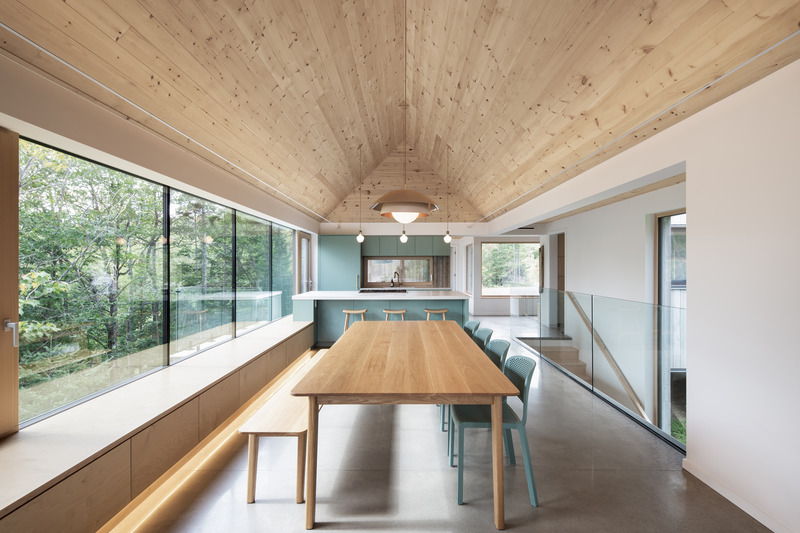 Dossier de presse | 2054-04 - Communiqué de presse | Chalet Papillon - RobitailleCurtis - Architecture résidentielle -  Vue vers le Nord-Ouest de la salle à manger et de la cuisine - Crédit photo : Adrien Williams