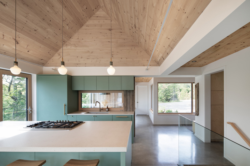 Dossier de presse | 2054-04 - Communiqué de presse | Chalet Papillon - RobitailleCurtis - Architecture résidentielle -  Vue de la cuisine et d'une fenêtre donnant sur le porche couvert; vue vers le Nord-Ouest - Crédit photo : Adrien Williams