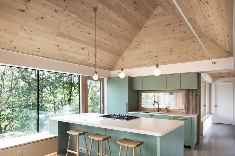 Dossier de presse | 2054-04 - Communiqué de presse | Chalet Papillon - RobitailleCurtis - Architecture résidentielle -  Vue de la cuisine et du porche couvert; vue vers l'Ouest - Crédit photo : Adrien Williams
