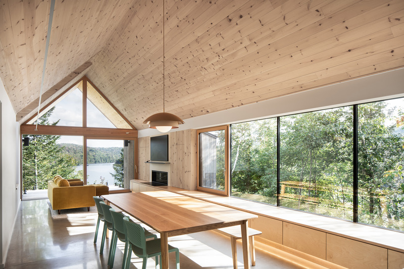 Dossier de presse | 2054-04 - Communiqué de presse | Chalet Papillon - RobitailleCurtis - Architecture résidentielle -  Vue estivale de la salle à manger et du salon, vue vers le Sud - Crédit photo : Adrien Williams