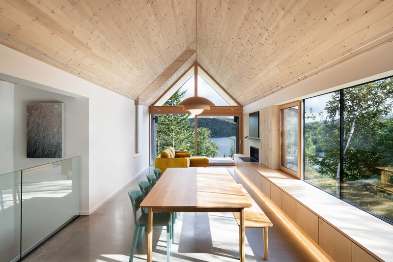 Dossier de presse | 2054-04 - Communiqué de presse | Chalet Papillon - RobitailleCurtis - Architecture résidentielle -  Vue orientée Sud-Est du salon et salle à manger, vue depuis la cuisine - Crédit photo : Adrien Williams