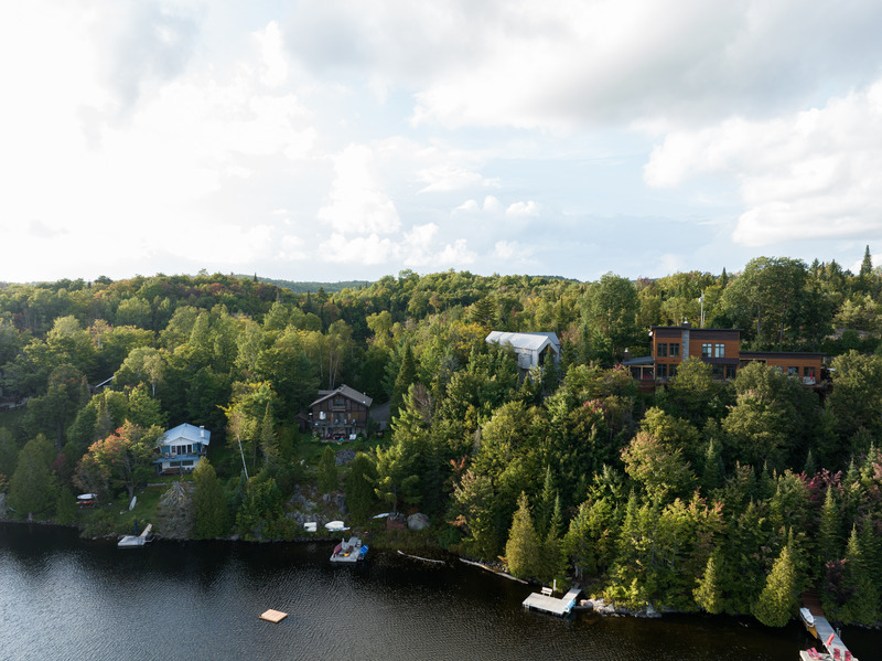 Dossier de presse | 2054-04 - Communiqué de presse | Chalet Papillon - RobitailleCurtis - Architecture résidentielle -  Vue aérienne vers le Nord - Crédit photo : Adrien Williams
