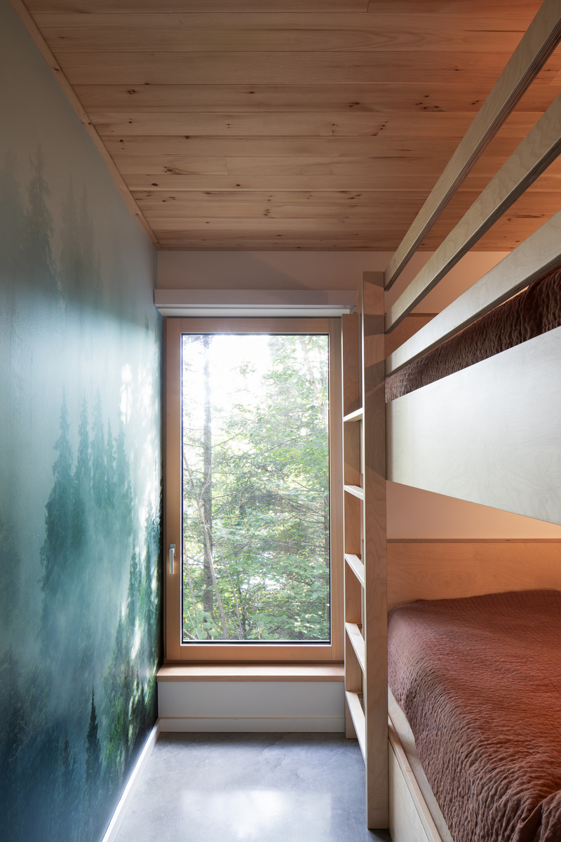 Dossier de presse | 2054-04 - Communiqué de presse | Chalet Papillon - RobitailleCurtis - Architecture résidentielle - Vue estivale des lits superposés sur mesure en bois d'érable dans une chambre; vue vers le Sud - Crédit photo : Adrien Williams