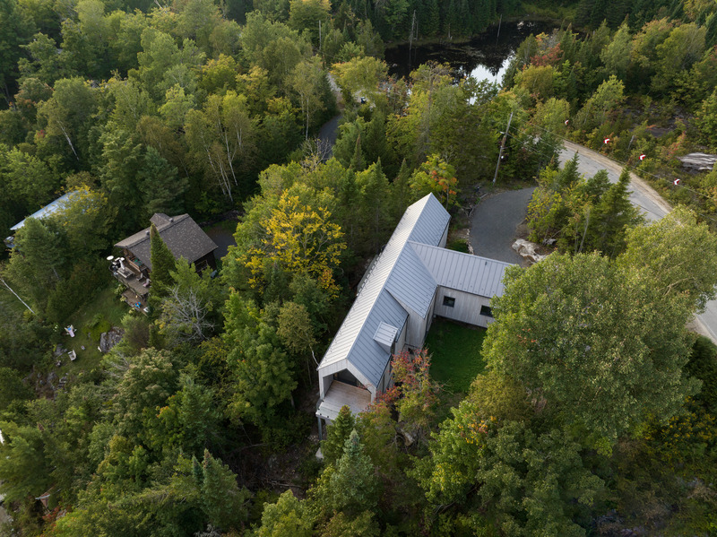Dossier de presse | 2054-04 - Communiqué de presse | Chalet Papillon - RobitailleCurtis - Architecture résidentielle -  Vue aérienne vers le Nord-Ouest - Crédit photo : Adrien Williams