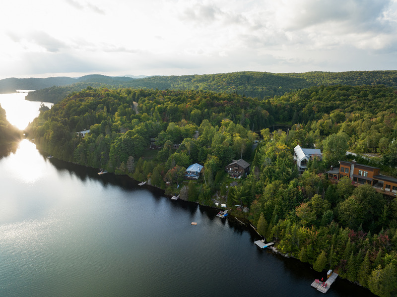 Dossier de presse | 2054-04 - Communiqué de presse | Chalet Papillon - RobitailleCurtis - Architecture résidentielle -  Vue aérienne au coucher de soleil; vue vers le Nord-Ouest - Crédit photo : Adrien Williams