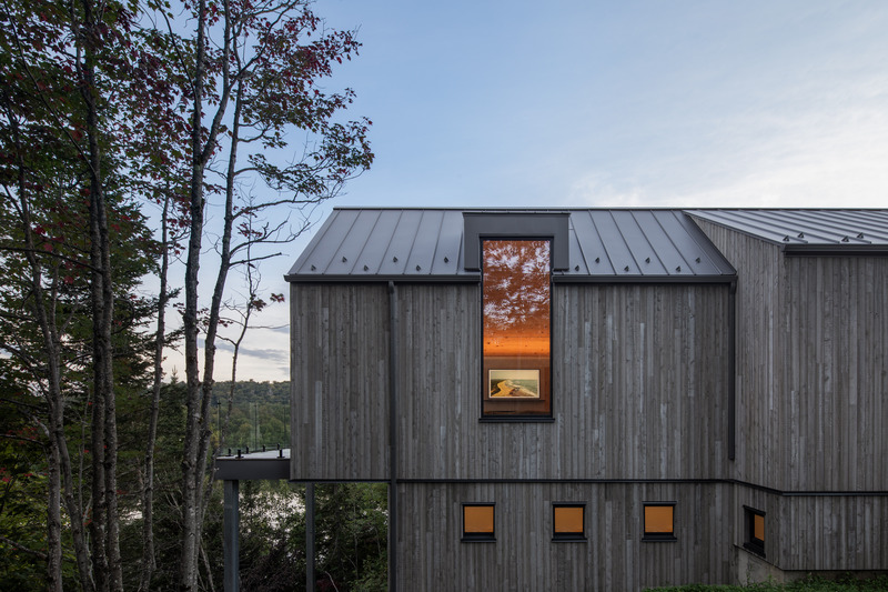 Dossier de presse | 2054-04 - Communiqué de presse | Chalet Papillon - RobitailleCurtis - Architecture résidentielle -  Grande baie vitrée orientée vers le Nord et composition de trois petites fenêtres dans le salon du niveau inférieur - Crédit photo : Adrien Williams