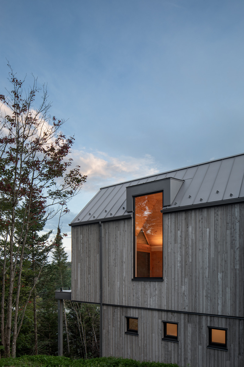Dossier de presse | 2054-04 - Communiqué de presse | Chalet Papillon - RobitailleCurtis - Architecture résidentielle -   Vue estivale du volume de vie principal; vue orientée vers le Sud-Est - Crédit photo : Adrien Williams
