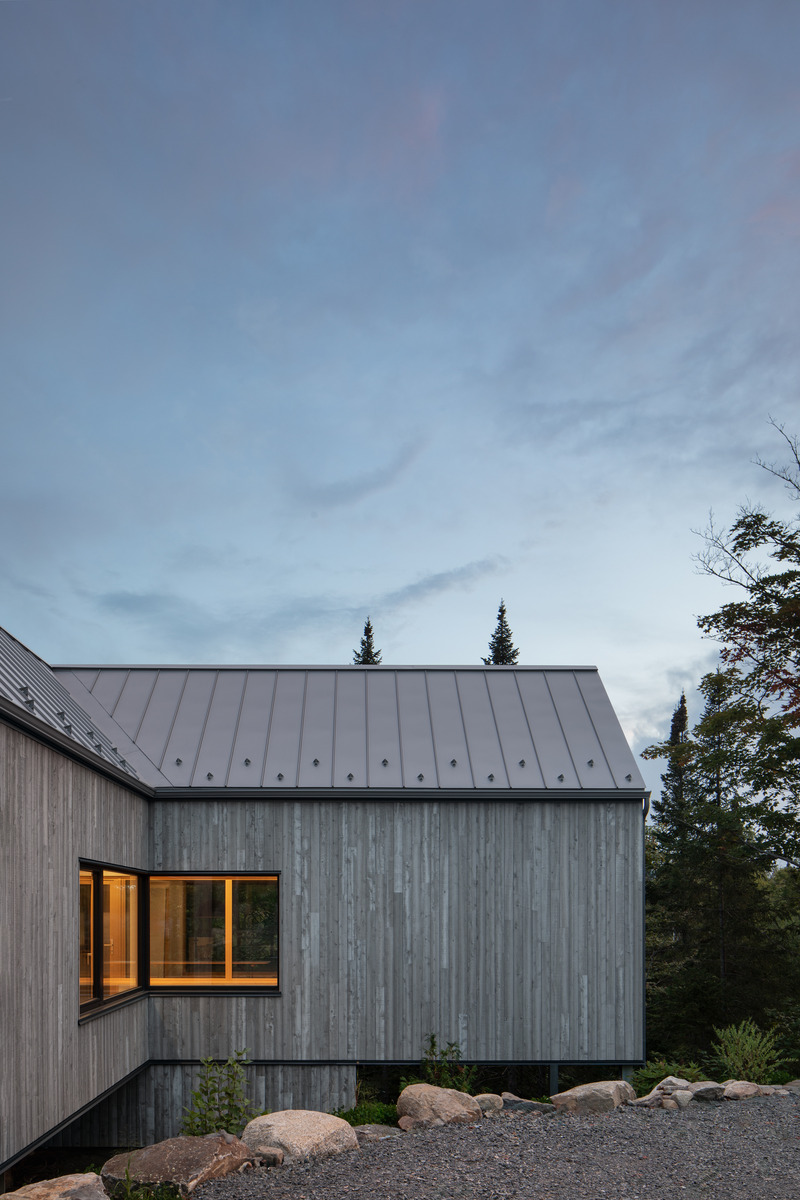 Dossier de presse | 2054-04 - Communiqué de presse | Chalet Papillon - RobitailleCurtis - Architecture résidentielle -  Vue de la chambre principale depuis l'allée d'accès; vue vers l'Ouest - Crédit photo : Adrien Williams