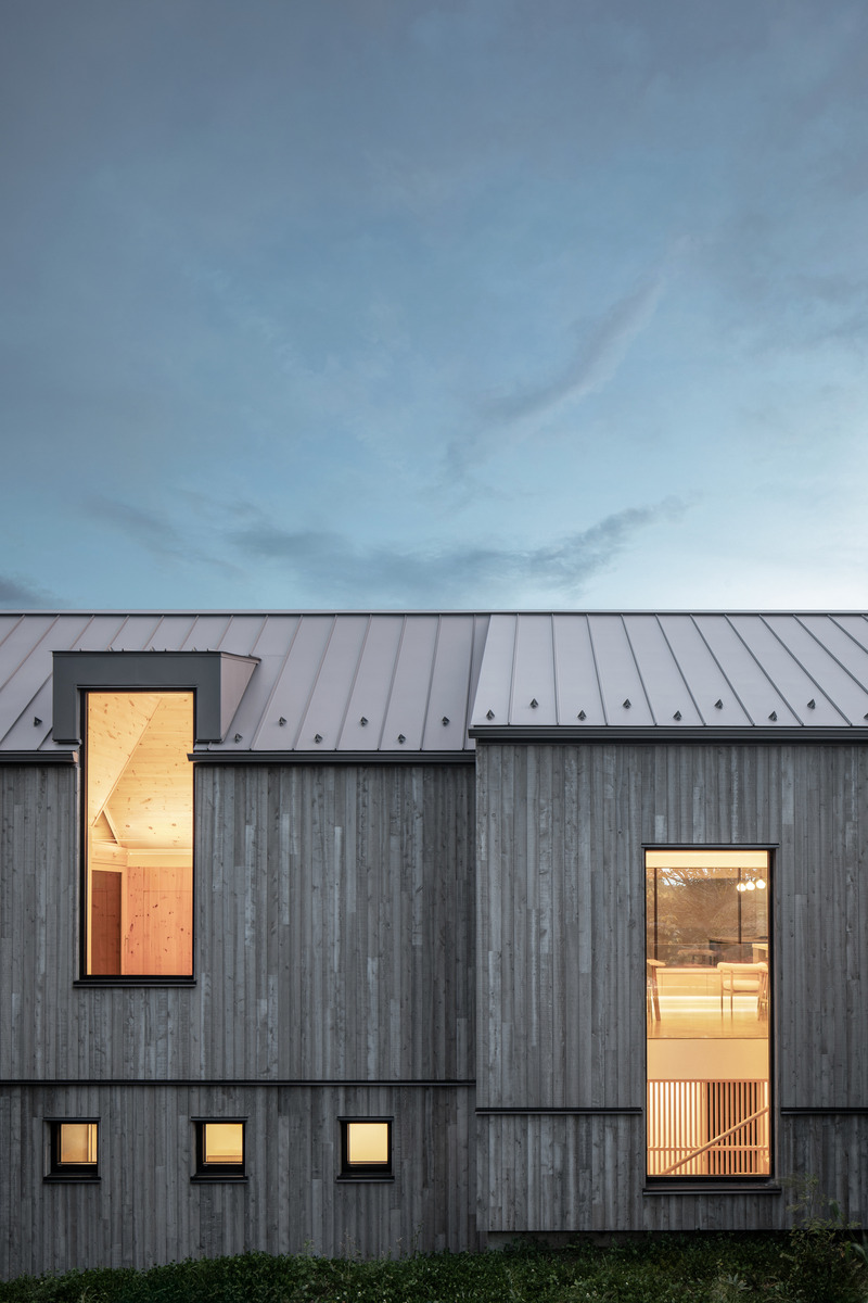 Dossier de presse | 2054-04 - Communiqué de presse | Chalet Papillon - RobitailleCurtis - Architecture résidentielle -   Composition dynamique de la façade Nord-Est du volume de vie principal - Crédit photo : Adrien Williams