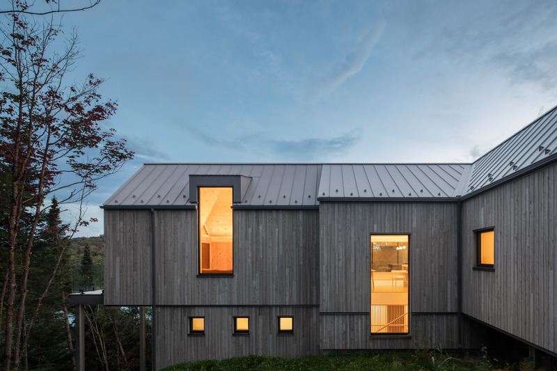 Dossier de presse | 2054-04 - Communiqué de presse | Chalet Papillon - RobitailleCurtis - Architecture résidentielle -    Vue de la façade Nord-Est faisant face à la cour  - Crédit photo : Adrien Williams