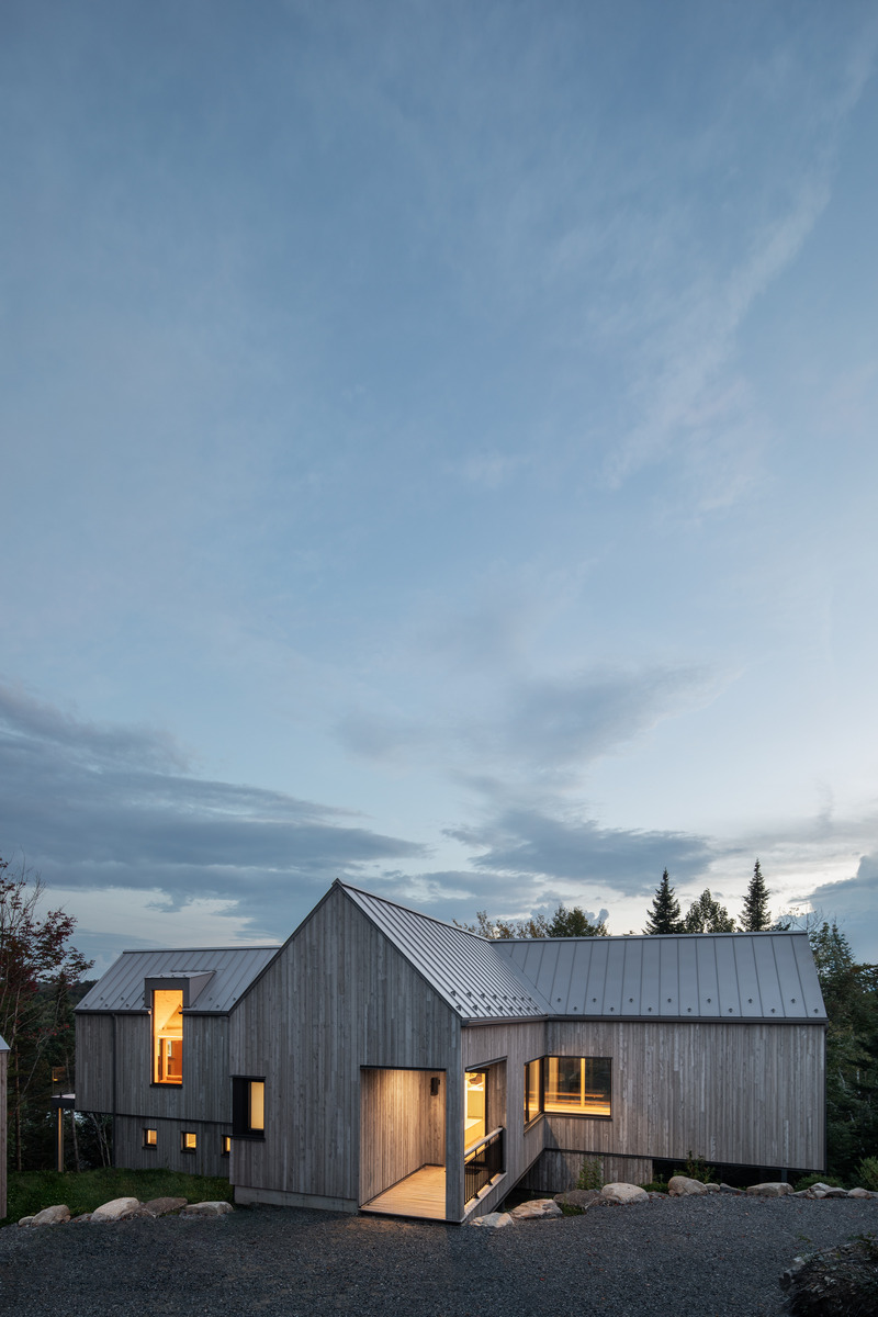 Dossier de presse | 2054-04 - Communiqué de presse | Chalet Papillon - RobitailleCurtis - Architecture résidentielle -  Vue depuis l'allée véhiculaire; vue vers le Sud-Ouest - Crédit photo : Adrien Williams